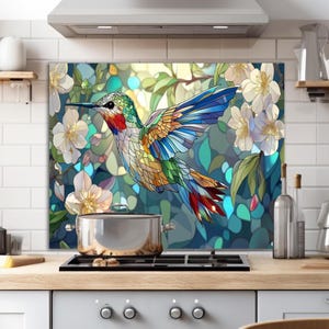 Crédence en verre pour oiseaux, crédence en verre pour la cuisine, crédence de cuisine aspect vitrail derrière la cuisinière, crédence pour la cuisine, crédence en carrelage