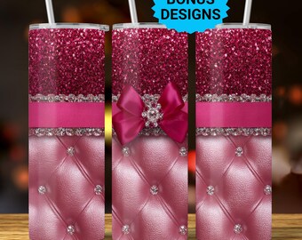 Può includere: Tre bicchieri rosa glitterati con cannucce argentate. I bicchieri presentano un motivo trapuntato, un nastro rosa e un fiocco con un gioiello. Il testo "BONUS DESIGNS" è su una stella blu.