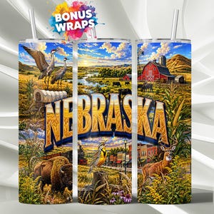 Może przedstawiać: Kubek ze stali nierdzewnej z żywym krajobrazem i napisem "NEBRASKA" w kolorze złotym. Grafika zawiera czerwoną stodołę, dziką przyrodę i malowniczy widok na stan.