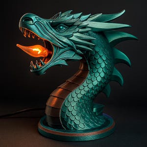 Könnte beinhalten: Eine teal-farbene Drachenlampe mit offenem Maul, das eine leuchtende orangefarbene Glühbirne zeigt. Der Drache hat detaillierte Schuppen und einen braunen Bauch. Die Lampe steht auf einem runden Sockel und hat ein Netzkabel.