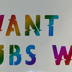 Puede incluir: Un fondo blanco con el texto "I WANT MY WUBS WET" en letras de arcoíris brillantes, estilo plantilla. Las letras están delineadas con un color oscuro.