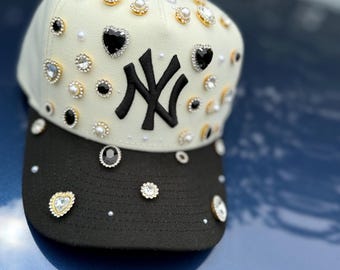 Anpassad svart & vit NY Snapback ~Fullständigt blingad med pärlor och strass