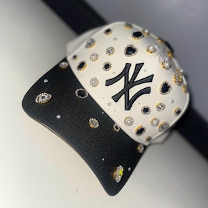 Snapback NY noire et blanche personnalisée ~ Entièrement rehaussée de perles et de strass