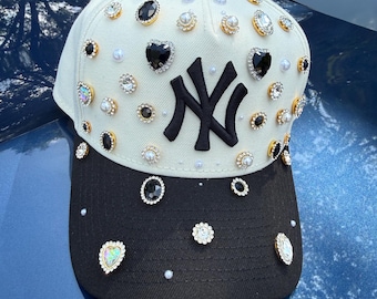Gorra NY Snapback personalizada en blanco y negro ~Totalmente adornada con perlas y diamantes de imitación