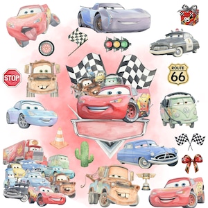 Puede incluir: Una colección de ilustraciones estilo acuarela con personajes e iconos de la franquicia Cars, incluyendo a Rayo McQueen, Mate, Sally y Doc Hudson, junto con una señal de la Ruta 66, banderas a cuadros, un semáforo y una caja de regalo.