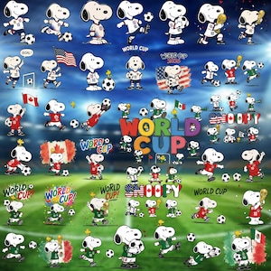 Könnte beinhalten: Eine Sammlung von Snoopy-Illustrationen, die den Charakter in verschiedenen Fußballposen zeigen, mit Trikots der USA, Kanadas und Mexikos, Fußbällen, Trophäen und dem Text World Cup 2026 vor einem grünen Stadionhintergrund.