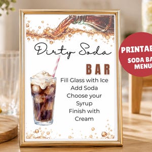Pode incluir: Uma placa com moldura dourada intitulada Dirty Soda BAR com as instruções: Fill Glass with Ice, Add Soda, Choose your Syrup, Finish with Cream. O gráfico mostra um copo de refrigerante escuro com creme, um canudo rosa listrado e líquido.
