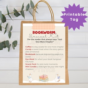 Puede incluir: Una bolsa de regalo de papel marrón con una tarjeta color crema con el texto "BOOKWORM Survival Kit". La tarjeta enumera elementos como café, dulces y un marcador. Una etiqueta púrpura en forma de estrella dice "Printable Tag".