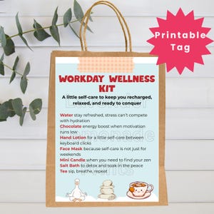 Puede incluir: Una bolsa de papel marrón con una etiqueta impresa "Workday Wellness Kit". La etiqueta enumera artículos de cuidado personal como agua, chocolate, loción para manos, una mascarilla facial, una mini vela, baño de sal y té. Una etiqueta roja en forma de estrella dice "Printable Tag".