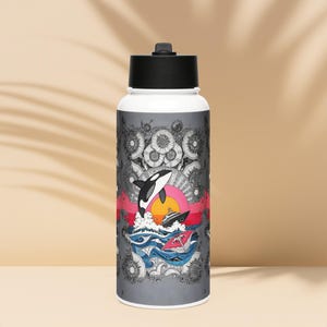 Può includere: Una bottiglia d'acqua bianca con un tappo nero e un design colorato che presenta un'orca che salta fuori dall'acqua, una barca e un tramonto. Il design è circondato da un motivo intricato in bianco e nero.