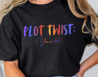 Plot Twist Sie haben nicht erwartet T-Shirt | Lustige Neuheit Bookish Shirt, Plot Twist Sie überlebt Motivations ermächtigende Zitat Grafik Top