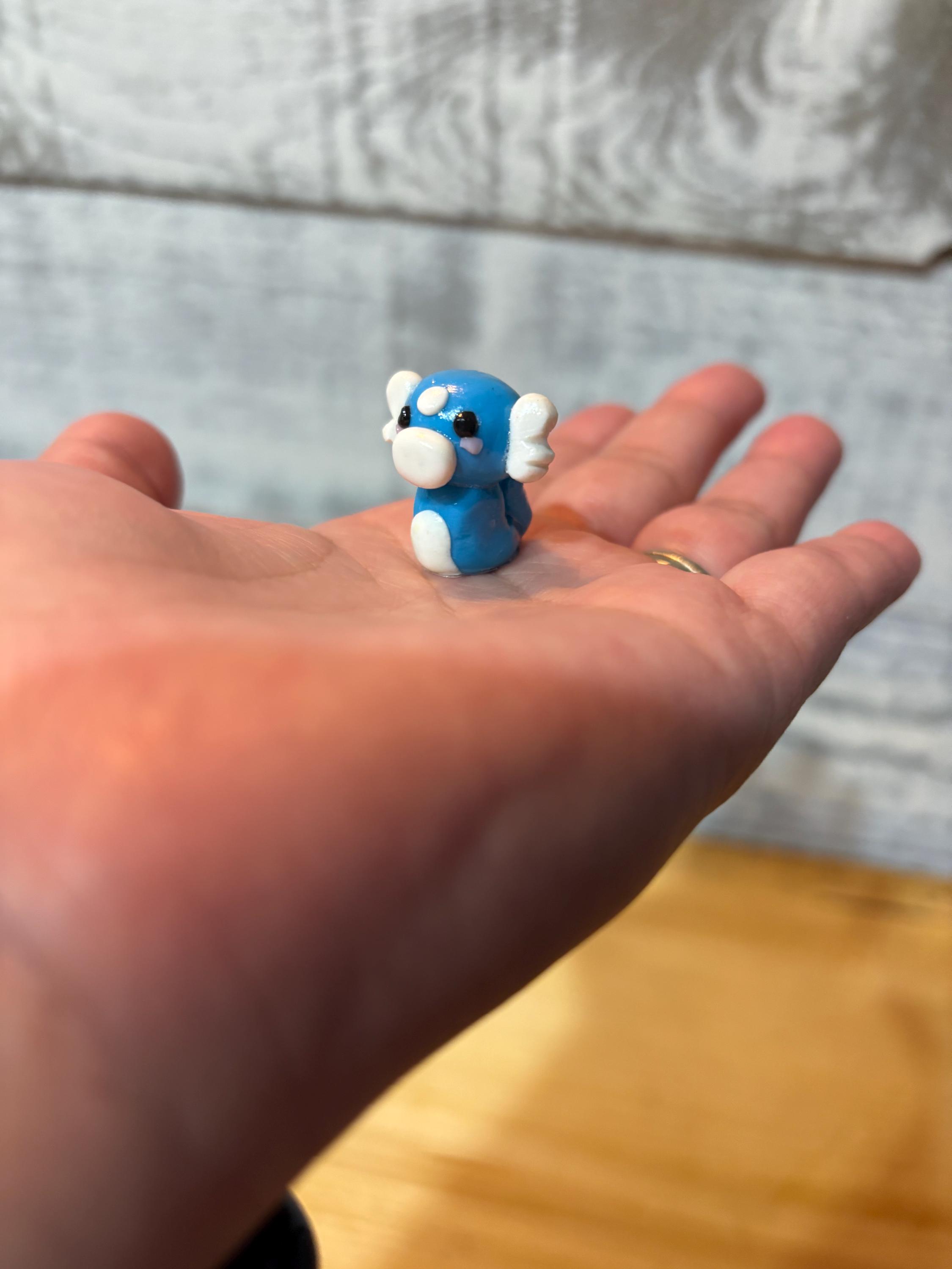 Handgefertigte Polymer Clay Miniatur Dratini. Pokémon inspiriert.