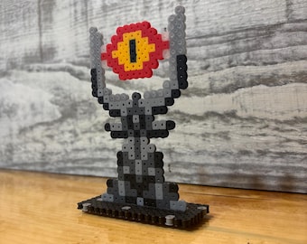 Figura de pie del Ojo de Sauron, hecha a mano con cuentas Perler. Inspirada en El Señor de los Anillos.
