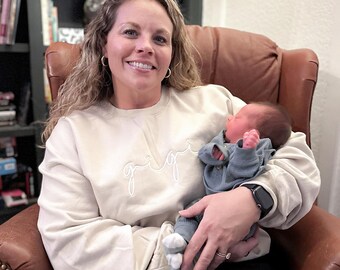 Sudadera bordada Gigi: sudadera de cuello redondo personalizada para abuela con los nombres de los nietos