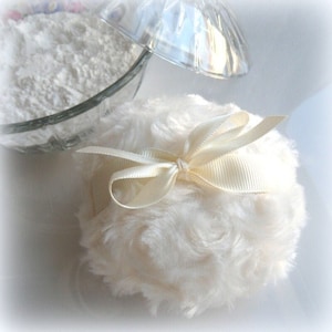 Powder Puff, pour appliquer la poudre pour le corps ivoire crème Soins de la peau de style rétro et vintage Option boîte cadeau par Bonny Bubbles, 4 pouces image 1