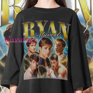 Könnte beinhalten: Schwarzes, übergroßes T-Shirt mit einer Grafik von Ryan Atwood aus der Fernsehserie "The O.C.". Das Design zeigt mehrere Bilder der Figur mit dem Namen "Ryan Atwood" in goldfarbenen Buchstaben. Das Shirt hat kurze Ärmel.
