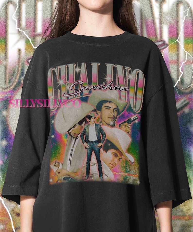 Puede incluir: Camiseta negra de gran tama&ntilde;o con un gr&aacute;fico vintage de Chalino S&aacute;nchez. El dise&ntilde;o incluye m&uacute;ltiples im&aacute;genes del cantante, su nombre y un fondo retro colorido. La camiseta tiene un corte holgado.