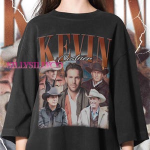 Könnte beinhalten: Schwarzes T-Shirt mit einem Grafikdesign im Vintage-Stil von Kevin Costner, mit dem Text "KEVIN Costner" in Orange und Weiß. Die Grafik enthält mehrere Bilder des Schauspielers in Cowboy-Kleidung. Das T-Shirt hat einen Rundhalsausschnitt und kurze Ärmel.