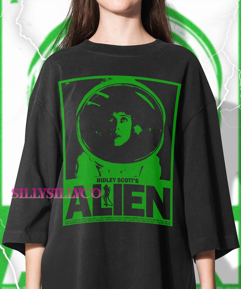 Pu&ograve; includere: T-shirt nero con grafica verde del film Alien di Ridley Scott. La grafica presenta un ritratto di una donna con un casco spaziale e il titolo del film. La maglietta ha una vestibilit&agrave; ampia e maniche corte.