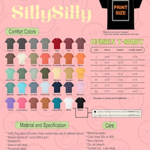 Pu&ograve; includere: Immagine di prodotto che mostra una variet&agrave; di t-shirt unisex in vari colori, tra cui nero, bianco e blu. L'immagine include una tabella delle taglie con misure in pollici, specifiche del tessuto e istruzioni per la cura. Il testo "Print Size" &egrave; visibile.