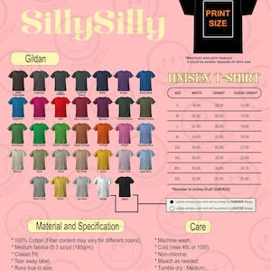 Pu&ograve; includere: Immagine del prodotto che mostra una variet&agrave; di t-shirt unisex Gildan in vari colori, tra cui nero, bianco e blu navy. L'immagine include una tabella delle taglie con misure in pollici e dettagli su materiale e istruzioni per la cura. Il testo "PRINT SIZE" &egrave; visibile.