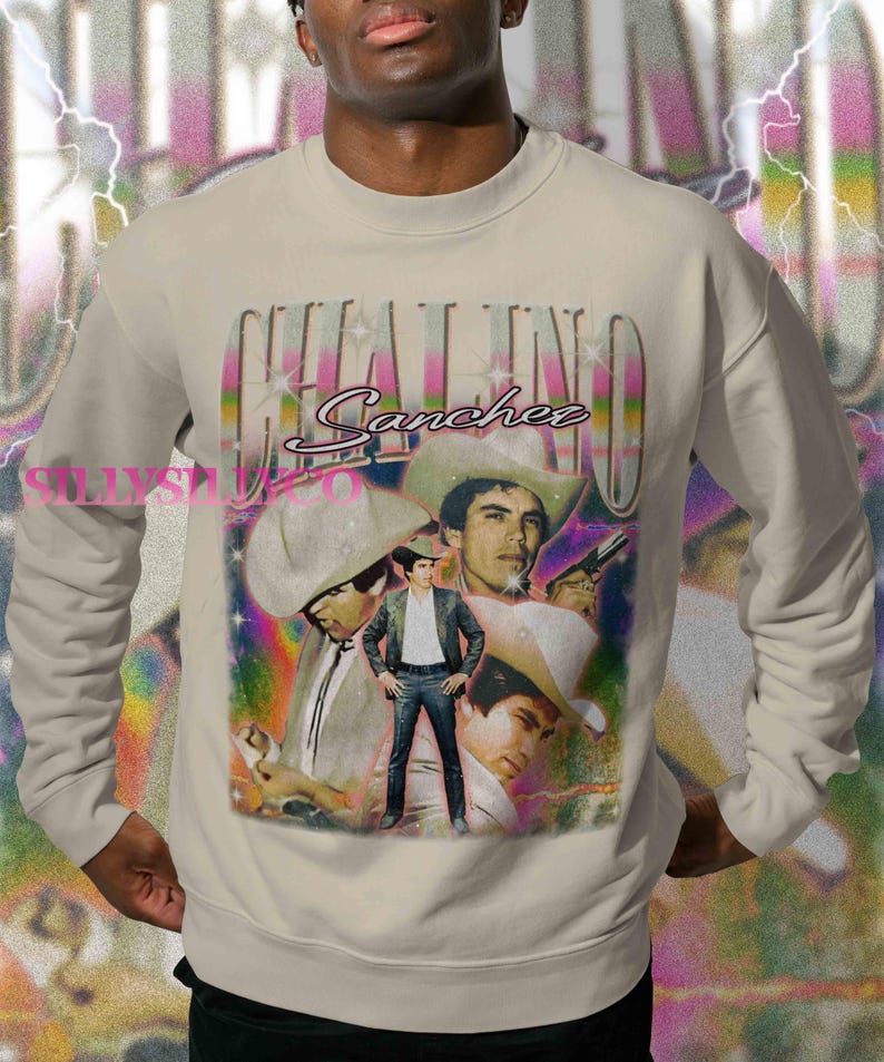 Puede incluir: Sudadera beige con un gr&aacute;fico de Chalino S&aacute;nchez con sombrero de vaquero y el nombre "Chalino S&aacute;nchez" en una fuente estilizada. El dise&ntilde;o incluye m&uacute;ltiples im&aacute;genes del cantante con un fondo colorido.