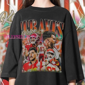 Könnte beinhalten: Schwarzes T-Shirt mit einem Grafikdesign, das einen Footballspieler, den Namen "TRAVIS" und "Kelce" zeigt. Das Design enthält Bilder des Spielers in Aktion, der eine rot-weiße Uniform trägt.