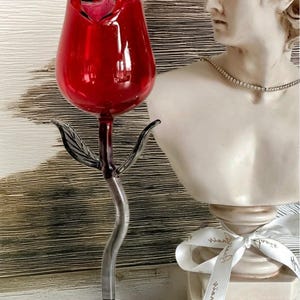 赤いバラのワイングラス – 結婚式や記念日のための豪華な花のギフト