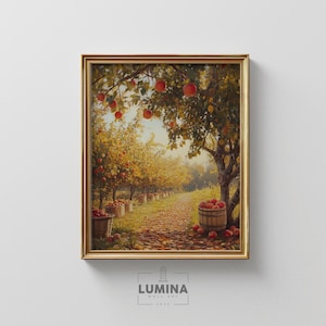Puede incluir: Una pintura enmarcada de un huerto de otoño con un camino que conduce a través de los árboles. Los árboles están cargados de manzanas rojas y hay cestas de manzanas en el suelo. La pintura está en un marco dorado.
