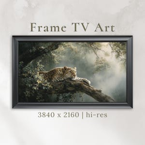 Puede incluir: Impresión artística digital enmarcada que representa un leopardo descansando en la rama de un árbol. La obra de arte está ambientada en un bosque brumoso con el texto "Frame TV Art" en la parte superior. La resolución de la imagen es 3840 x 2160.
