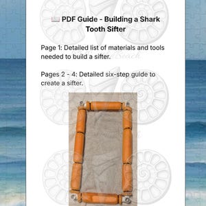 Może przedstawiać: Przewodnik PDF zatytułowany DIY Shark Tooth Beach Sifter, zawierający listę materiałów i sześciostopniowy proces budowy. Dokument zawiera obraz prostokątnej ramy sita wykonanej z pomarańczowych rurek piankowych i białej siatki.