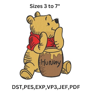 Puede incluir: Diseño bordado de un oso de dibujos animados con una camisa roja, sosteniendo un tarro de miel. El tarro de miel tiene la palabra "Hunny". El diseño está disponible en tamaños de 7,6 a 17,8 cm.