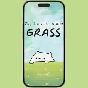 Puede incluir: Una pantalla de teléfono con un fondo de acuarela y un gato blanco con el texto "Go touch some GRASS" en la pantalla. La pantalla del teléfono también dice "Swipe to unlock".