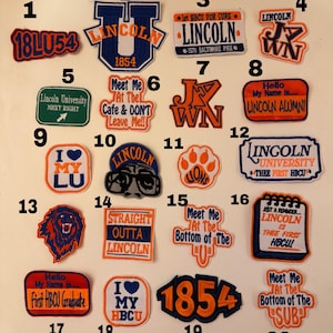 Può includere: Una collezione di toppe ricamate con vari disegni e testo. Le toppe presentano il nome "Lincoln", l'anno "1854" e altre frasi. I colori includono blu, arancione, bianco e verde. Alcune toppe hanno un tema universitario.