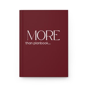 Op de afbeelding: Een bordeauxrood notitieboekje met het woord "MORE" in witte tekst en de zin "than planbook..." in witte tekst eronder.