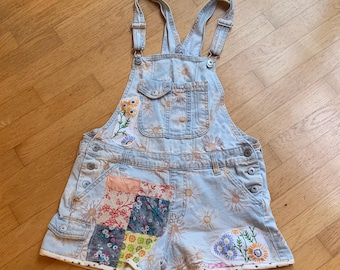 Opgestikte denim overall kort kindermaat 7/9 of dames 2XS - vintage patches op denim overall short