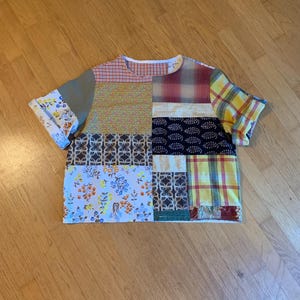 Unik lapptäcksblus, höstblommig blus, kortärmad skjorta - återvunnen lapptäcksdesign konstblus storlek L till XL