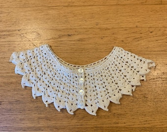 Vintage (ongedateerd) kleine gehaakte kraag, crèmekleurige peterpankraag met knopen