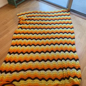 Manta afgana ligera estilo años 70 y 80, con estampado de espiga y ondas, colores otoñales: marrón, amarillo y naranja. Medidas: 55" x 80".