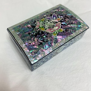 真珠貝のジュエリーボックス、韓国漆器の箱、手作りの貝殻象嵌小物入れ、伝統的な韓国の贈り物、蝶のデザイン｜ギフト包装