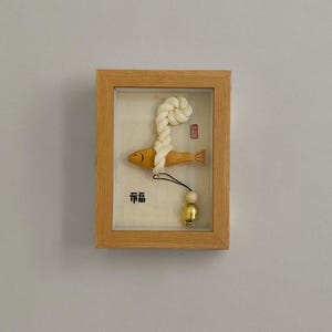 Cadre coréen de goberge séchée porte-bonheur | Corée du Sud | Art mural calligraphie | Charm de protection traditionnel coréen | Cadre fait main 5 x 7 pouces | Wrap Bojagi