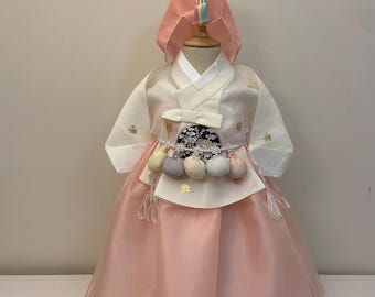 Mädchen I Hanbok Verleih | Elfenbein & Blush Rosa koreanisches erstes Geburtstagskleid | Elegantes Doljanchi-Outfit | Dohl Party Namensschild | Größe 1