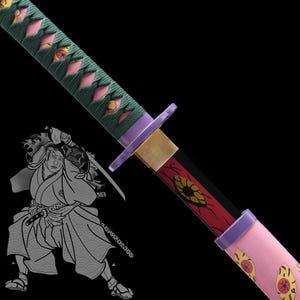 Può includere: Immagine dettagliata di una katana. L'impugnatura è verde con diamanti rosa. La guardia è viola e oro. La lama è nera e rossa con disegni gialli. L'impugnatura rosa presenta disegni gialli. È presente anche un'illustrazione di un samurai.