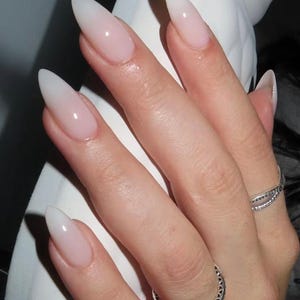 Zachte gelnagels met melkwit verloop | Press-Ons elegante bruidsbruiloft