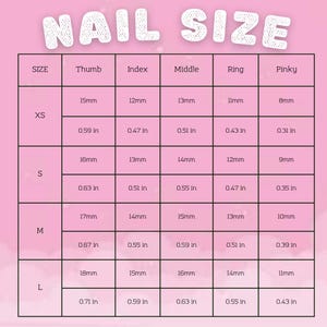 Puede incluir: Un gr&aacute;fico rosa titulado "NAIL SIZE" con medidas para el pulgar, &iacute;ndice, medio, anular y me&ntilde;ique. Los tama&ntilde;os XS, S, M y L se enumeran con medidas en mil&iacute;metros y pulgadas.