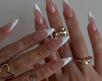 Uñas francesas prensadas: uñas acrílicas de gel hechas a mano y personalizadas