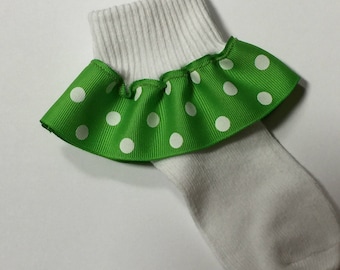 Calcetines con volantes y cinta de lunares verde manzana