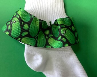 Calcetines con volantes de cinta de pepinillo