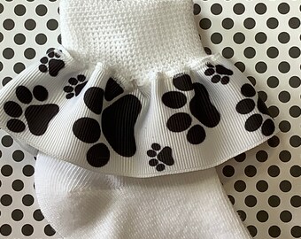 Calcetines con volantes y cinta de huellas de cachorro