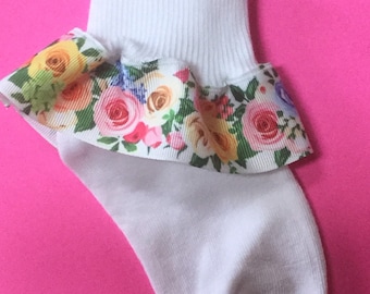 Calcetines con volantes y cinta floral